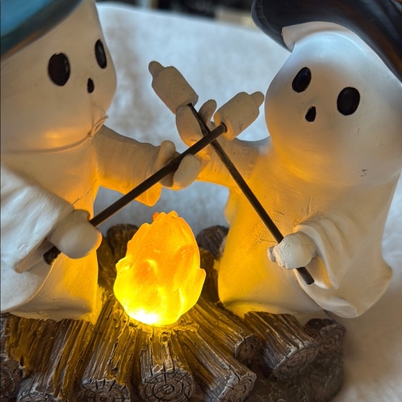 Goulish campfire ghost Halloween decor - Picture 11 of 14